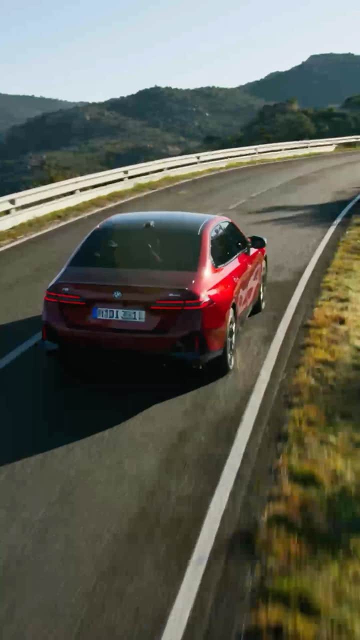 BMWのインスタグラム：「Electrified drives 😎⚡️ The new BMW i5 M60. 100% electric.  #THENEWi5 #THEi5 #BMW #BMWi #BornElectric #BMWElectric __ BMW i5 M60 xDrive​*: Combined power consumption: 20.6–18.2 kWh/100 km. Combined CO2 emissions: 0 g/km. Electric range: 455–516 kilometers. All data according to WLTP. * Preliminary data; no homologation figures available yet. Further info: www.bmw.com/disclaimer」