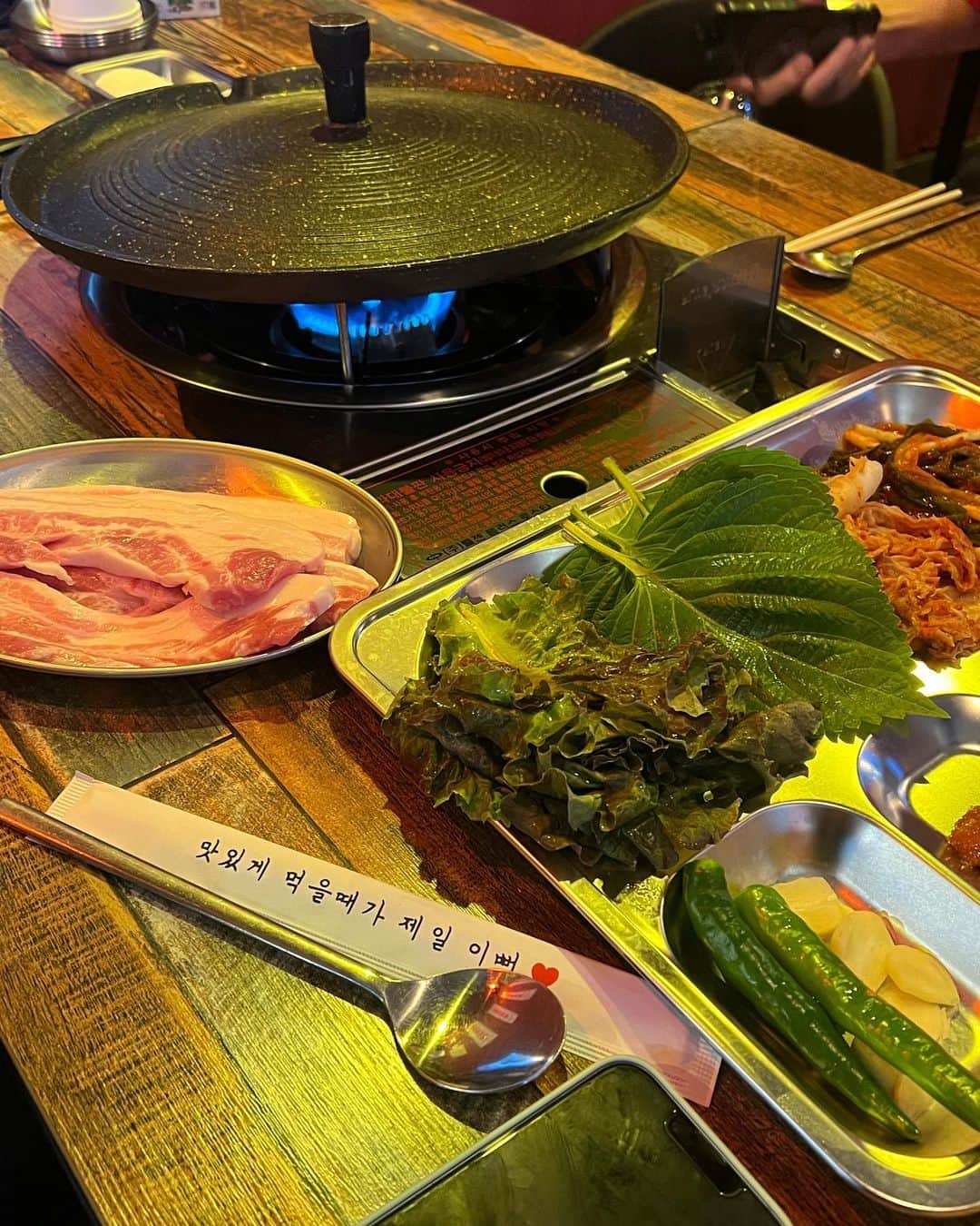 佐藤かよさんのインスタグラム写真 - (佐藤かよInstagram)「美味しいお肉は たのしいともだちと🩷☺️😗😙 . . . アックジョンに美味しいサムギョプサルのお店ができたよ！！ 韓国いったら 絶対！絶対！いってみて👼🏻🤍🍒 #압뚜껑 #압로맛집　#맛있게멀을때가제일이뻐」7月16日 0時19分 - satokayo1226