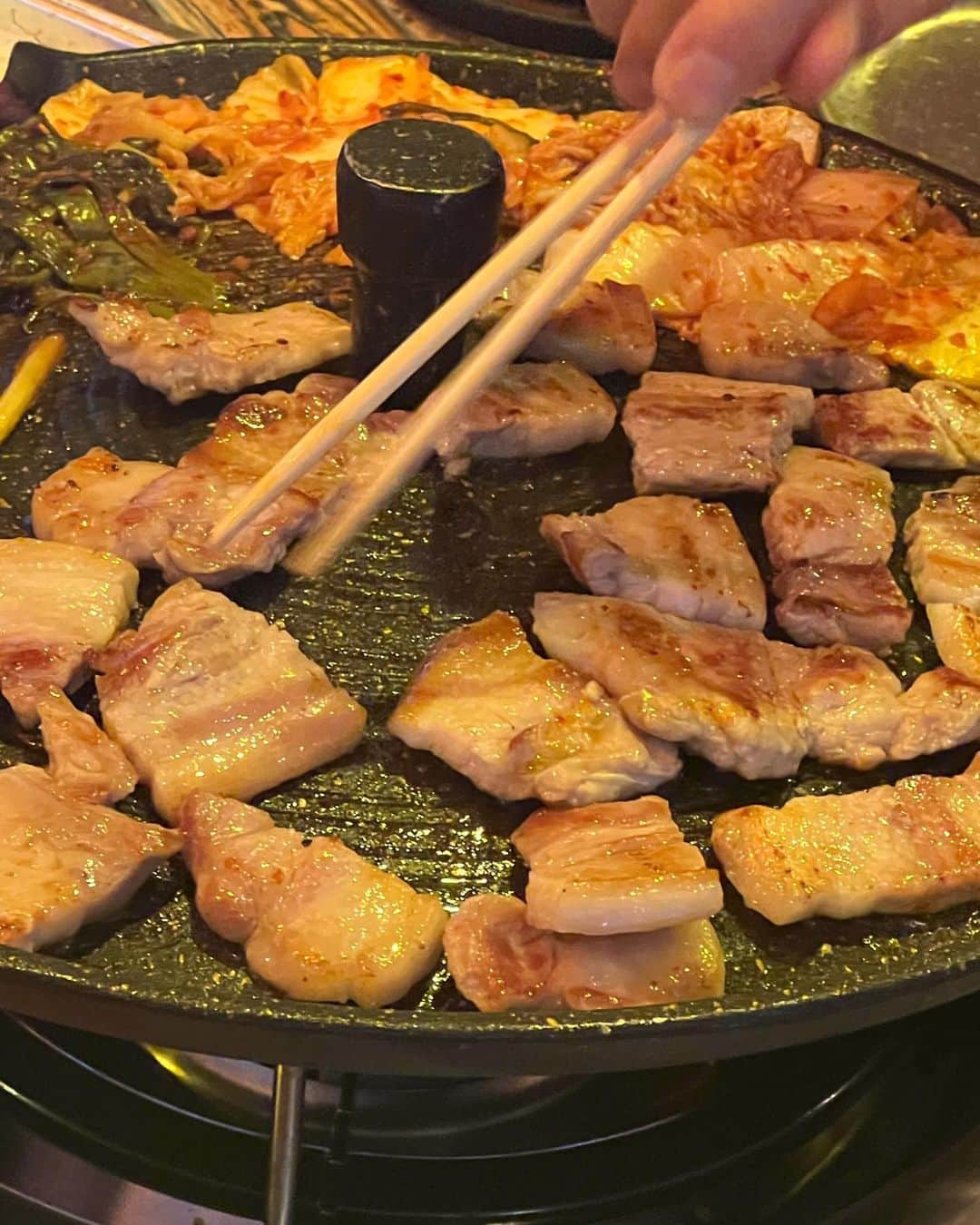 佐藤かよさんのインスタグラム写真 - (佐藤かよInstagram)「美味しいお肉は たのしいともだちと🩷☺️😗😙 . . . アックジョンに美味しいサムギョプサルのお店ができたよ！！ 韓国いったら 絶対！絶対！いってみて👼🏻🤍🍒 #압뚜껑 #압로맛집　#맛있게멀을때가제일이뻐」7月16日 0時19分 - satokayo1226