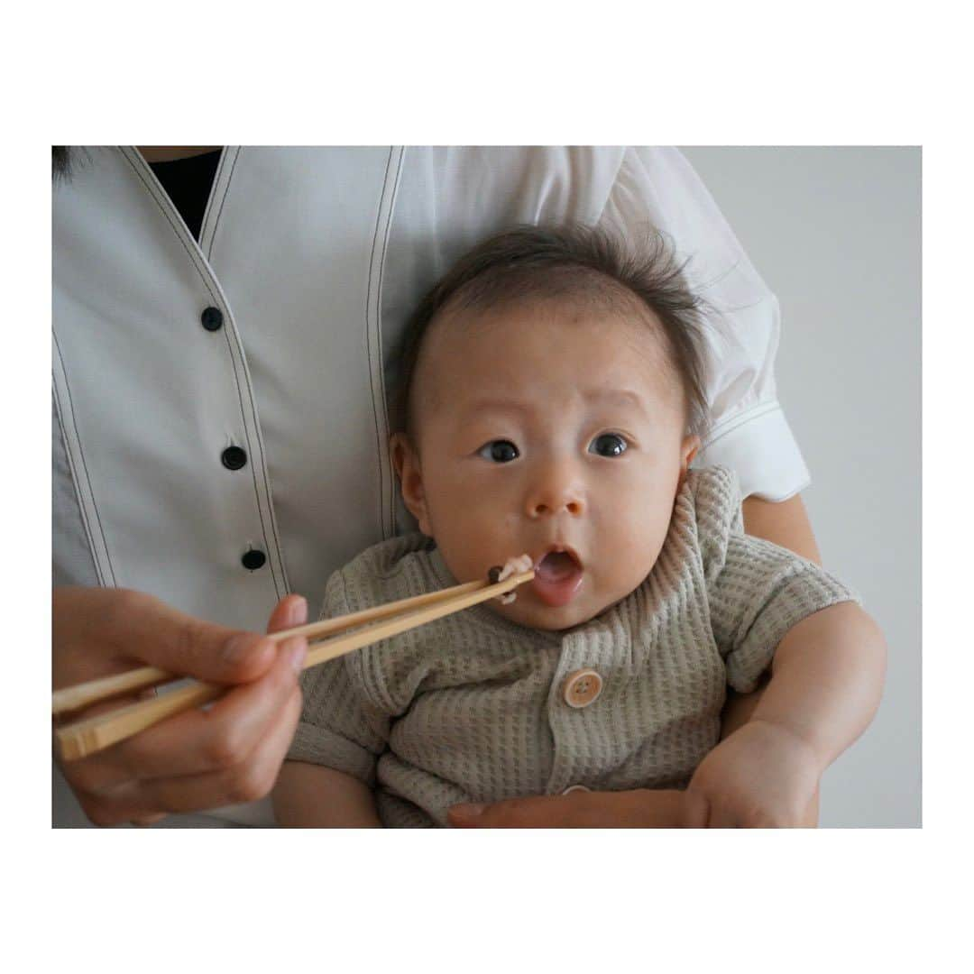 鈴木あすなさんのインスタグラム写真 - (鈴木あすなInstagram)「. . 息子が産まれて100日。 無事にお食い初めを終えることが出来ました。  3ヶ月が本当に一瞬のようだったけど、とても濃い時間でした。  最近はよく笑ってくれて家族みんなの癒しの存在です♡  これからも元気に育ってね🥰  お食い初めのお料理は次の投稿で。  #お食い初め#お食い初めメニュー#100日祝い #0歳児ママ」7月16日 0時21分 - asunasuzuki