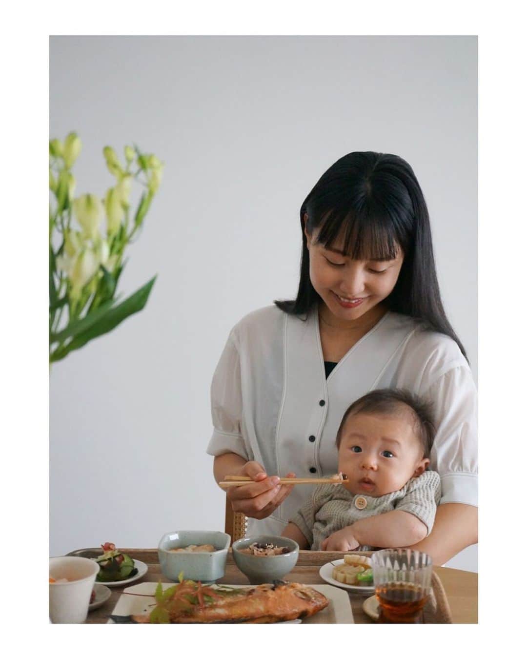 鈴木あすなのインスタグラム：「. . 息子が産まれて100日。 無事にお食い初めを終えることが出来ました。  3ヶ月が本当に一瞬のようだったけど、とても濃い時間でした。  最近はよく笑ってくれて家族みんなの癒しの存在です♡  これからも元気に育ってね🥰  お食い初めのお料理は次の投稿で。  #お食い初め#お食い初めメニュー#100日祝い #0歳児ママ」