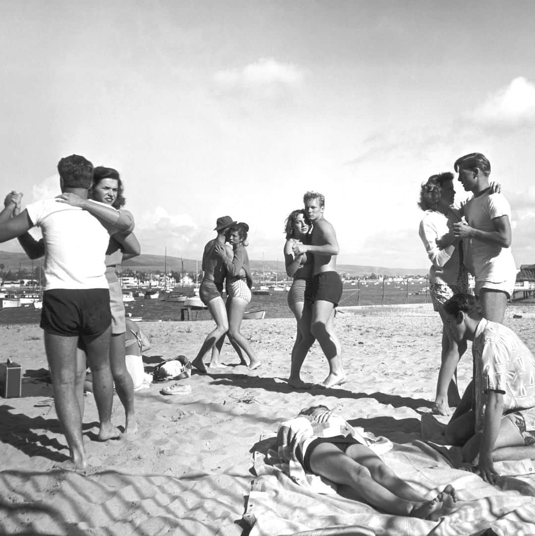 lifeさんのインスタグラム写真 - (lifeInstagram)「A vintage view of fun in the sun, click the link in bio for more! ☀️  (Peter Stackpole, 1947/LIFE Picture Collection)  #LIFEMagazine #LIFEArchive #PeterStackpole #1940s #BeachScenes #FunintheSun #VintageView #Archival」7月16日 0時30分 - life