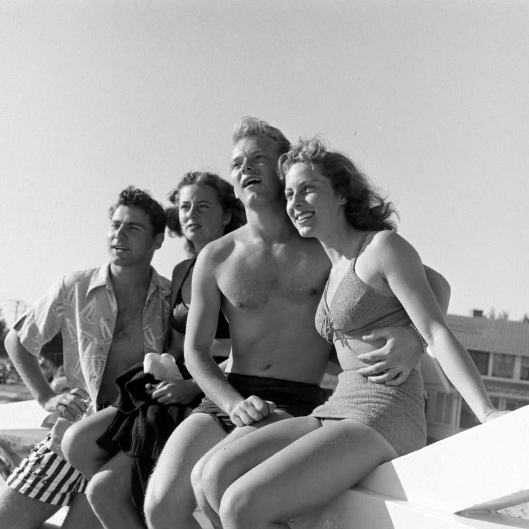 lifeさんのインスタグラム写真 - (lifeInstagram)「A vintage view of fun in the sun, click the link in bio for more! ☀️  (Peter Stackpole, 1947/LIFE Picture Collection)  #LIFEMagazine #LIFEArchive #PeterStackpole #1940s #BeachScenes #FunintheSun #VintageView #Archival」7月16日 0時30分 - life