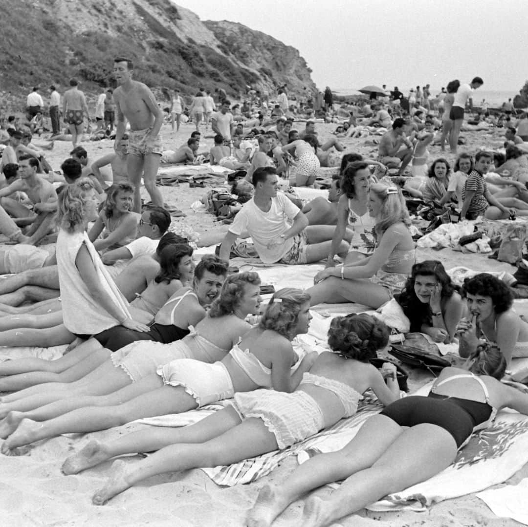 lifeさんのインスタグラム写真 - (lifeInstagram)「A vintage view of fun in the sun, click the link in bio for more! ☀️  (Peter Stackpole, 1947/LIFE Picture Collection)  #LIFEMagazine #LIFEArchive #PeterStackpole #1940s #BeachScenes #FunintheSun #VintageView #Archival」7月16日 0時30分 - life