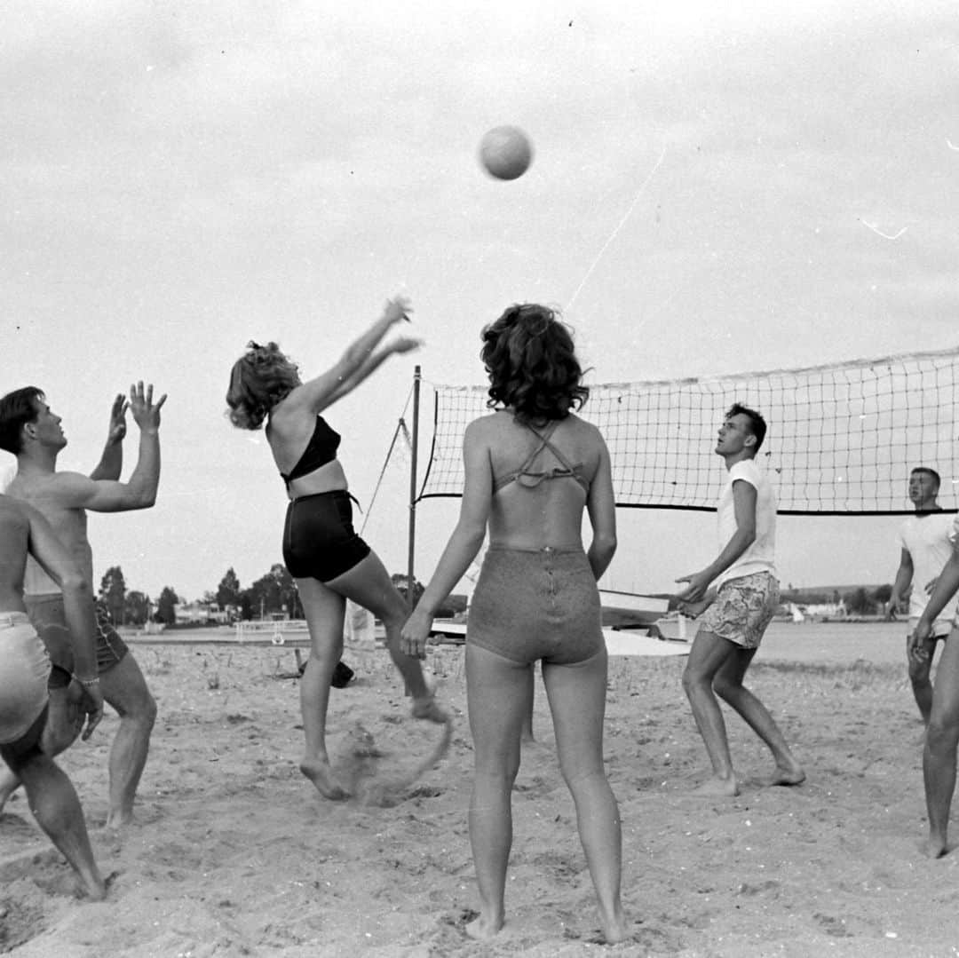 lifeさんのインスタグラム写真 - (lifeInstagram)「A vintage view of fun in the sun, click the link in bio for more! ☀️  (Peter Stackpole, 1947/LIFE Picture Collection)  #LIFEMagazine #LIFEArchive #PeterStackpole #1940s #BeachScenes #FunintheSun #VintageView #Archival」7月16日 0時30分 - life