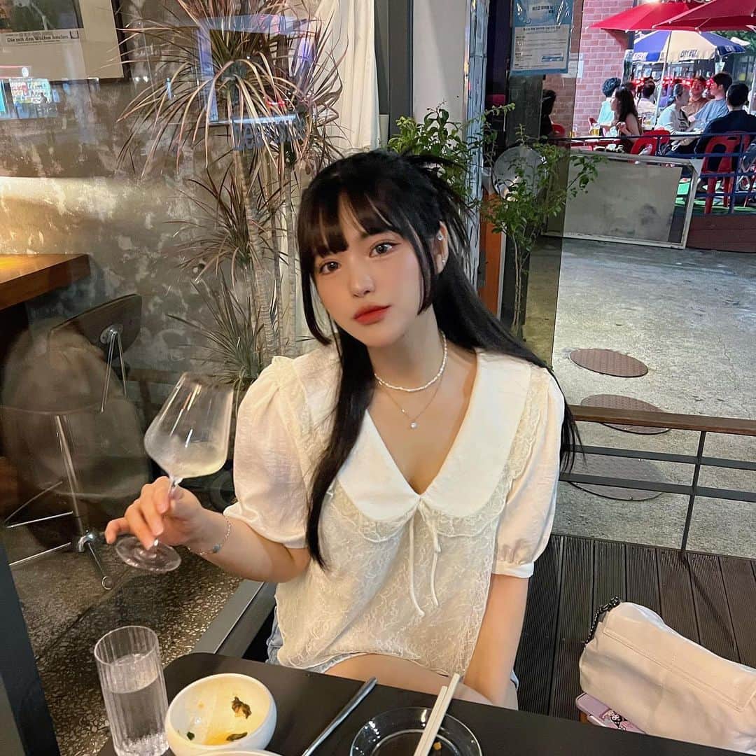 のインスタグラム：「여름밤엔 시원한 화이트 마셔야조?!🤍💫🥂」