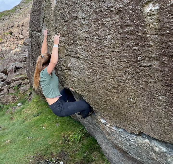 ヘイゼル・フィンドレーのインスタグラム：「The weather has been pretty appalling here in Wales after our May/June heat wave. In between rain storms I’ve been training, sneaking out to boulders and also hunting out some new ones.   So often with the people I coach and our course students this feeling of ‘not-enough’ comes up a lot. And although I’ve done a lot of work to decouple my productivity from my self-worth the ‘not-enough’ monster can still rear it’s ugly head. This happens rather predictably for me in the latter half of my cycle and I need to do some work to better prepare for this.   Anyway, it was nice to spend yesterday not working and not climbing, just celebrating Angus’ Birthday and making the most of the bad weather. We went to a beach-side Sauna, swam in the sea and ate scones. Happy birthday to my favourite person @angus.kille 😘   @blackdiamond @lasportivagram」