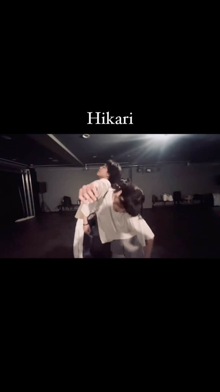 中垣悟のインスタグラム：「自分の曲だけど、初めて客観的に作品を観る事ができました。 この歌詞を一人で書く時に言語と音楽だけで表現が届かないような脳内の情景を人間の眼にも見える形で視覚表現してくれてありがとう。 愛ある素敵なプレゼントでした。  @amazonmukabi  @hanabi_kodama  @asa_457」