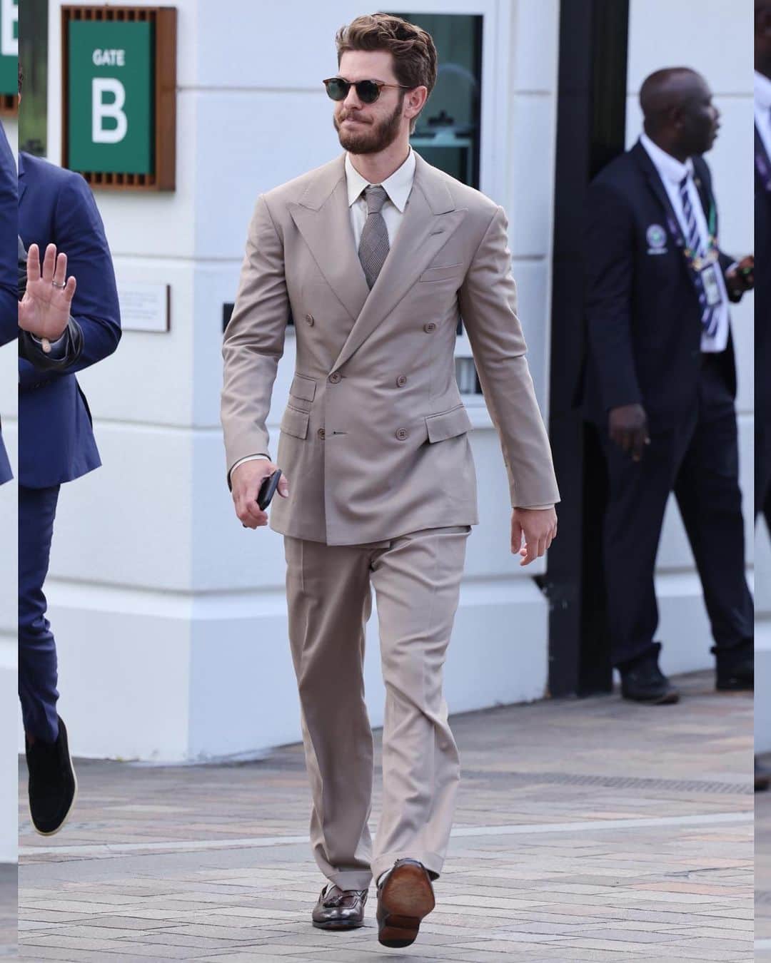 Just Jaredさんのインスタグラム写真 - (Just JaredInstagram)「Andrew Garfield looks sharp in a tan suit as he steps out for Wimbledon's Women's Singles Finals. #AndrewGarfield Photos: Backgrid」7月16日 0時32分 - justjared