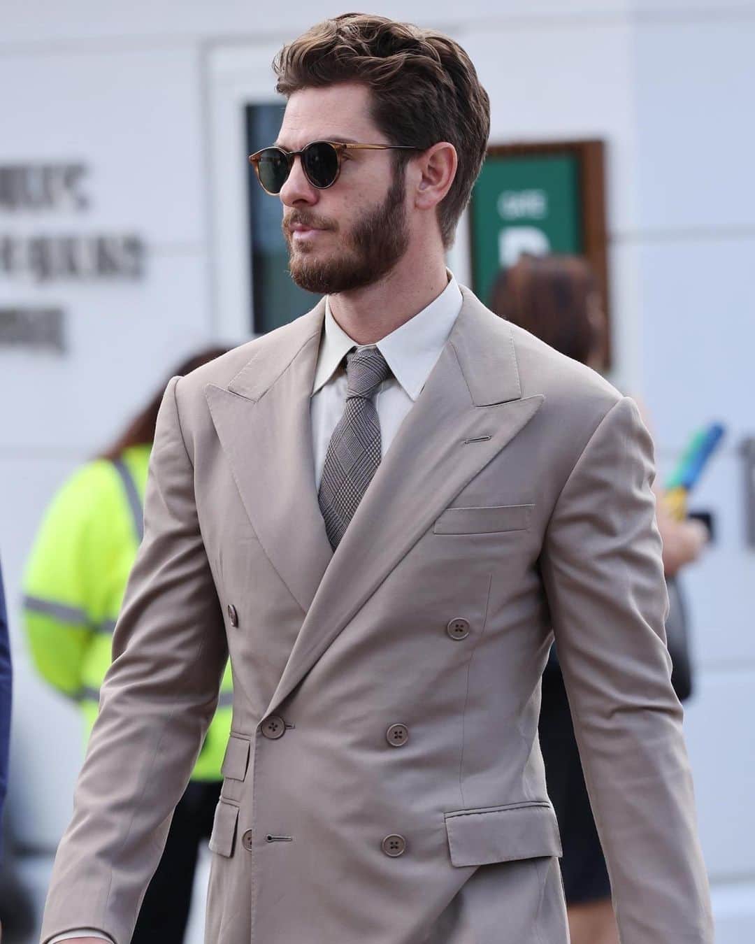 Just Jaredさんのインスタグラム写真 - (Just JaredInstagram)「Andrew Garfield looks sharp in a tan suit as he steps out for Wimbledon's Women's Singles Finals. #AndrewGarfield Photos: Backgrid」7月16日 0時32分 - justjared