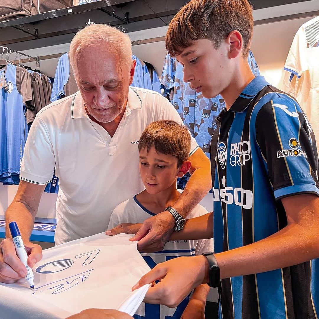 アタランタBCのインスタグラム：「Il Presidente nella sua Clusone 🖤💙  A wonderful surprise for our fans in Clusone 🖤💙  #GoAtalantaGo」