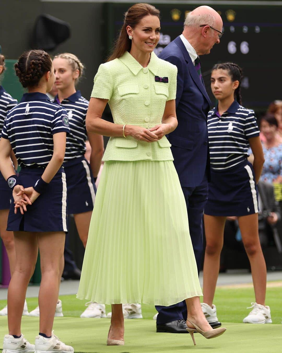Just Jaredさんのインスタグラム写真 - (Just JaredInstagram)「Princess Catherine dons a tennis ball-green dress by @mrselfportrait for Wimbledon's Women's Singles Finals! #PrincessCatherine #KateMiddleton Photos: Getty」7月16日 0時36分 - justjared
