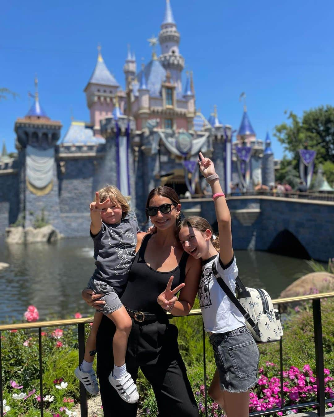 リリー・オルドリッジのインスタグラム：「Most Magical Day @disneyland 🥰 Making memories with my favorite people at our favorite place 🫶❤️ @disneyparks Thank you Abe for making it extra special!!」