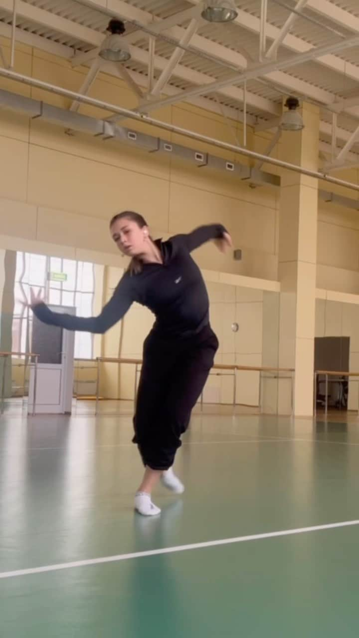 カミラ・ワリエワのインスタグラム：「Какая музыка вас вдохновляет? 🎧🎶  #music #training #dance #kamila #kamilavalieva #figureskating #ice #камилавалиева #sport」