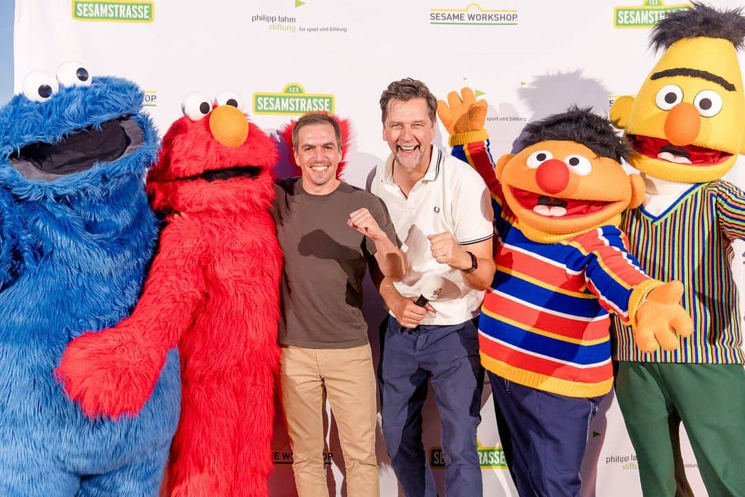 フィリップ・ラームのインスタグラム：「Als Stifter der Philipp Lahm-Stiftung für Sport und Bildung freue ich mich sehr über die Zusammenarbeit mit Sesame Workshop Europe. Zum Auftakt unserer Partnerschaft haben wir ein Charity-Golfturnier veranstaltet, dessen Erlös in Projekte für Kinder und Jugendliche in den Bereichen Bildung, gesunde Ernährung, Bewegung und soziale Kompetenz fließt. Mit diesen Projekten ist es mir ein Anliegen, Kindern und Jugendlichen Werte wie Verantwortung, Teilhabe und Teamgeist zu vermitteln.  Über den Sport können wir junge Menschen erreichen und ihnen grundlegende soziale Werte und Kompetenzen vermitteln, die ihr Leben nachhaltig verändern können. Ich bin stolz darauf, gemeinsam mit meiner Stiftung und dem Sesame Workshop Kinder und Jugendliche zu unterstützen und andere zu motivieren, sich für diese Sache einzusetzen. @sesamestreet」