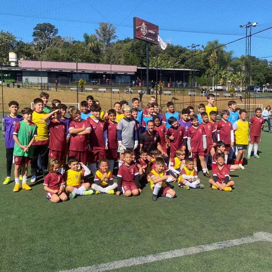 ジュリアーノ・ベレッチのインスタグラム：「Hoje estive na @bellettisocceracademy de Vinhedo-SP, e aproveitei e fiz uma foto com os alunos das turmas de sábado. A alegria dos alunos e a satisfação dos pais são os nossos motores para seguir sempre trabalhando com excelência.  Diversão e educação através do esporte.」