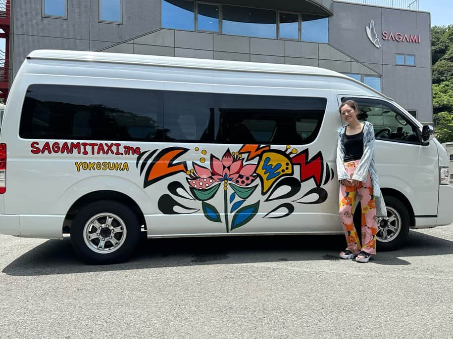 坪井保菜美さんのインスタグラム写真 - (坪井保菜美Instagram)「観光バスにお絵描き〜🎨🚌 ハマちゃんバスに続き２台目のバス🚍にアート🌸  横浜横須賀市を周る観光バス🚌💨 こちらは【サガミタクシー🚕】 @sagamitaxi.inc 👈🏻より予約が出来ます‼️すでに横須賀市内を走っているみたいですよっ🤭✨  ぜひこのバスに乗って横須賀を楽しみながらも、思い出の１枚にこのバスも入れてあげてほしいな〜🚌🌸  楽しい観光ができますように💓  私はそんなバスに絵描くという楽しい嬉しい経験をさせてもらいました♪助っ人には岐阜から来てくれた母ちゃんと🎨ありがとう😋🙌🏻  サガミの皆さんはほんとに仲良しで、一緒に過ごせて嬉しかったです☺️会社の中もかっこよく、面白く、魅力的な場所💫また会えるのが楽しみになりました😆🙌🏻 まだまだ暑いですが、負けずに頑張ってください😎☀️  @seaseed_mizusawa  @shuntafurusawa  #株式会社サガミ #サガミタクシー #横浜 #横須賀 #観光バス #タクシー #アート #絵 #デザイン #花」7月16日 0時50分 - honamitsuboi