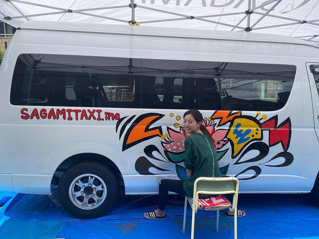 坪井保菜美さんのインスタグラム写真 - (坪井保菜美Instagram)「観光バスにお絵描き〜🎨🚌 ハマちゃんバスに続き２台目のバス🚍にアート🌸  横浜横須賀市を周る観光バス🚌💨 こちらは【サガミタクシー🚕】 @sagamitaxi.inc 👈🏻より予約が出来ます‼️すでに横須賀市内を走っているみたいですよっ🤭✨  ぜひこのバスに乗って横須賀を楽しみながらも、思い出の１枚にこのバスも入れてあげてほしいな〜🚌🌸  楽しい観光ができますように💓  私はそんなバスに絵描くという楽しい嬉しい経験をさせてもらいました♪助っ人には岐阜から来てくれた母ちゃんと🎨ありがとう😋🙌🏻  サガミの皆さんはほんとに仲良しで、一緒に過ごせて嬉しかったです☺️会社の中もかっこよく、面白く、魅力的な場所💫また会えるのが楽しみになりました😆🙌🏻 まだまだ暑いですが、負けずに頑張ってください😎☀️  @seaseed_mizusawa  @shuntafurusawa  #株式会社サガミ #サガミタクシー #横浜 #横須賀 #観光バス #タクシー #アート #絵 #デザイン #花」7月16日 0時50分 - honamitsuboi