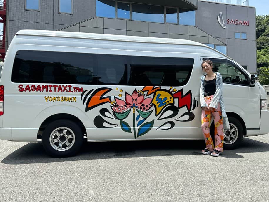 坪井保菜美のインスタグラム：「観光バスにお絵描き〜🎨🚌 ハマちゃんバスに続き２台目のバス🚍にアート🌸  横浜横須賀市を周る観光バス🚌💨 こちらは【サガミタクシー🚕】 @sagamitaxi.inc 👈🏻より予約が出来ます‼️すでに横須賀市内を走っているみたいですよっ🤭✨  ぜひこのバスに乗って横須賀を楽しみながらも、思い出の１枚にこのバスも入れてあげてほしいな〜🚌🌸  楽しい観光ができますように💓  私はそんなバスに絵描くという楽しい嬉しい経験をさせてもらいました♪助っ人には岐阜から来てくれた母ちゃんと🎨ありがとう😋🙌🏻  サガミの皆さんはほんとに仲良しで、一緒に過ごせて嬉しかったです☺️会社の中もかっこよく、面白く、魅力的な場所💫また会えるのが楽しみになりました😆🙌🏻 まだまだ暑いですが、負けずに頑張ってください😎☀️  @seaseed_mizusawa  @shuntafurusawa  #株式会社サガミ #サガミタクシー #横浜 #横須賀 #観光バス #タクシー #アート #絵 #デザイン #花」