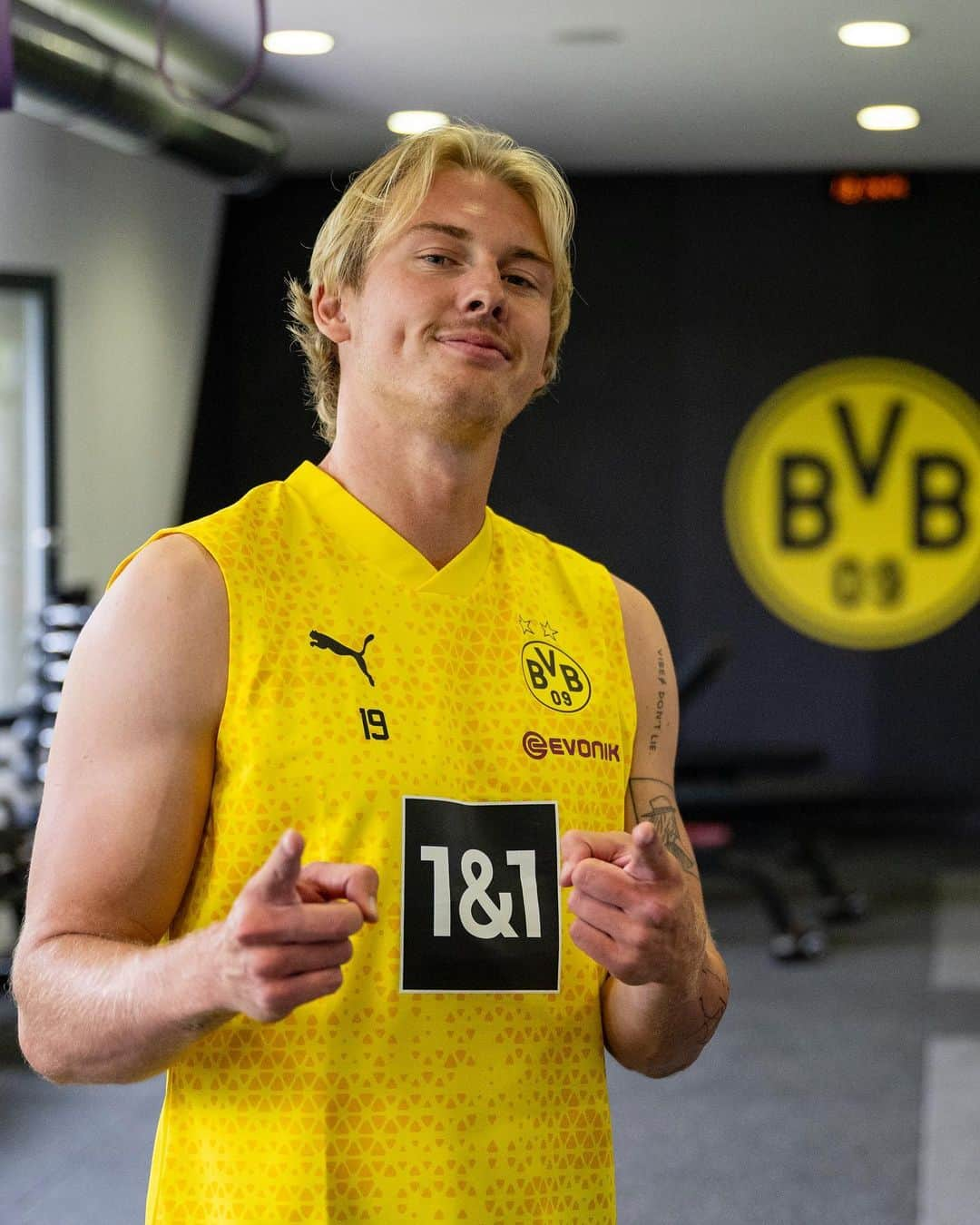 ユリアン・ブラントのインスタグラム：「Back in ⬛️🟨 @bvb09」