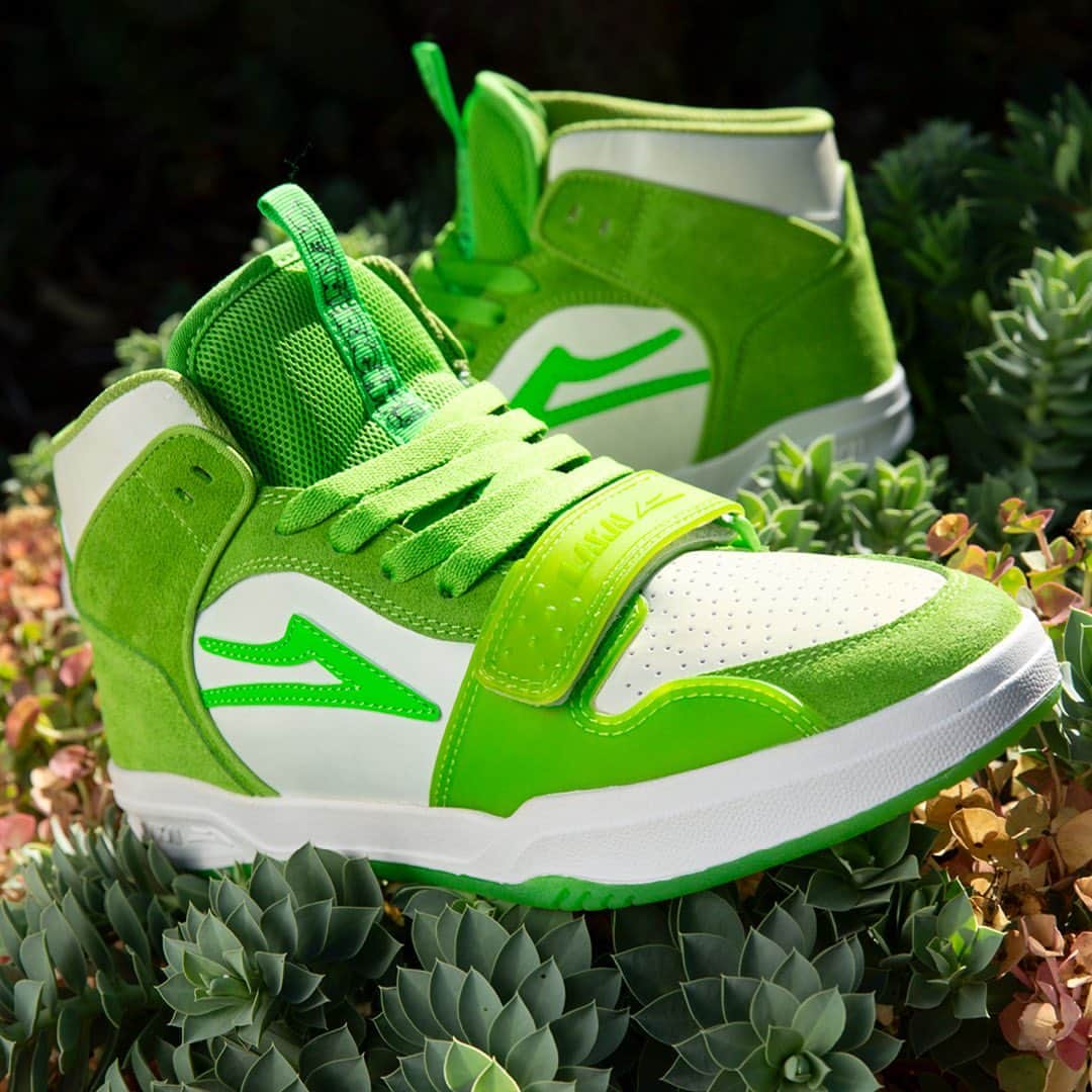 ラカイリミテッドフットウェアのインスタグラム：「The Yeah Right Telford Mid is available now ✔️  Featuring UV color changing technology (changes from white to green in the sun) , a lace protecting strap, ollie pad, extra set of laces, custom Yeah Right branding on the tongue and footbed, and a transluscent green sole.   Find them at your local skate shop and at Lakai.com  👉 Link in bio #Lakai」