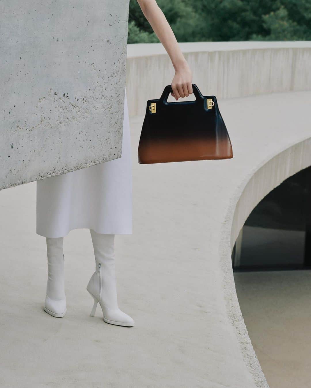 サルヴァトーレ・フェラガモのインスタグラム：「HIGH-CONTRAST COLOURS. #FERRAGAMOPF23」