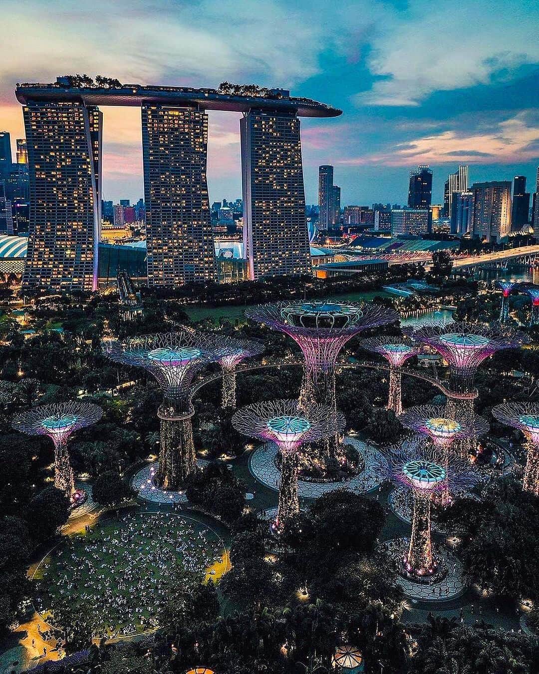 BEAUTIFUL DESTINATIONSさんのインスタグラム写真 - (BEAUTIFUL DESTINATIONSInstagram)「@kevouthere takes us on an unforgettable journey through Singapore! 🇸🇬 From the mesmerizing Supertree Grove & Supertree Observatory to the iconic Marina Bay Sands and the enchanting Singapore Changi Airport, this city's beauty knows no bounds! ✨  Discover why Singapore captures the hearts of travelers worldwide. ❤️ Its vibrant culture, mouthwatering cuisine, and stunning landmarks create an irresistible blend of modernity and tradition.  What fascinates you most about Singapore's allure? 🤔  📽 @kevouthere 📍 Singapore」7月16日 1時02分 - beautifuldestinations
