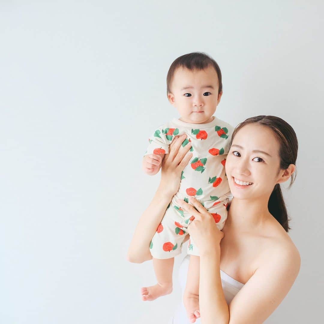 筒井萌子のインスタグラム：「*  　朝、私がオーディション用の写真を撮ってたら 　入りたそうにずーと見てるからいれてあげた𖦊 　パジャマだけどこれも思い出𖤣𖥧𖥣𖡡𖥧𖤣 　満足したみたいで良かったです❀´-  　┈┈┈┈┈┈┈ ❁ ❁ ❁ ┈┈┈┈┈┈┈┈  　#サイベックス #サイベックスメリオ #baby 　#プレママ #出産準備 #生後3ヶ月 #両親学級　 　#プレママ教室 #baby #令和4年ベビー　 　#第一子 #秋生まれベビー #9月生まれ 　#育児日記 #子育て日記 #令和4年ベビー　 　#出産準備 #出産祝い #親子モデル #赤ちゃんモデル 　#ニューボーンフォト #newbornphotography  　#お食い初め #生後100日 #女の子ベビー 　#離乳食 #離乳食準備 #離乳食準備グッズ 　#お宮参り #お宮参りコーデ #お宮参りフォト 　#ママモデル #mamamodel」
