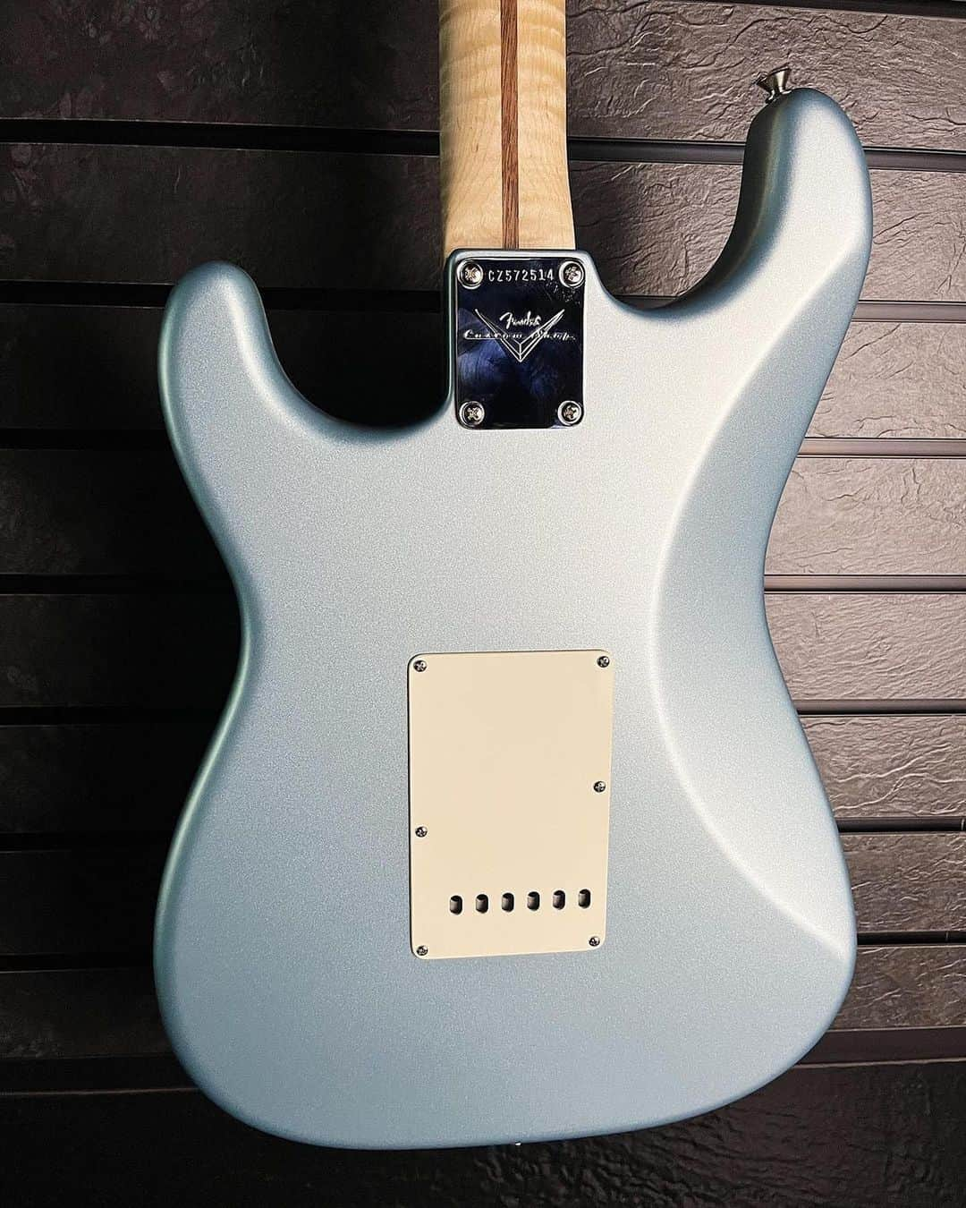 Fender Guitarさんのインスタグラム写真 - (Fender GuitarInstagram)「Happy #Straturday! Check out this super clean Satin Firemist Silver Strat — built by @Levi_Perry in the @fendercustomshop. What's your favorite shade of Fender Blue?」7月16日 1時05分 - fender