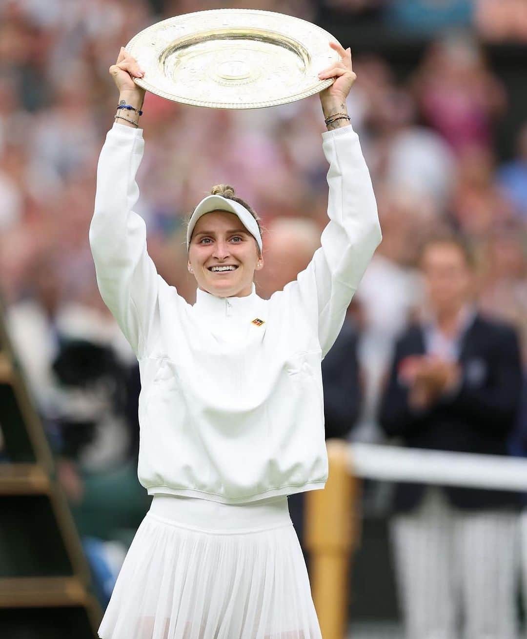 ELLE Czechさんのインスタグラム写真 - (ELLE CzechInstagram)「Tenistka @marketavondrousova se stala šampionkou Wimbledonu. Moc gratulujeme!   —— Foto: @wimbledon   #ReadOnELLE #ELLECzech #ELLE #Wimbledon #Wimbledon2023」7月16日 1時14分 - elleczech