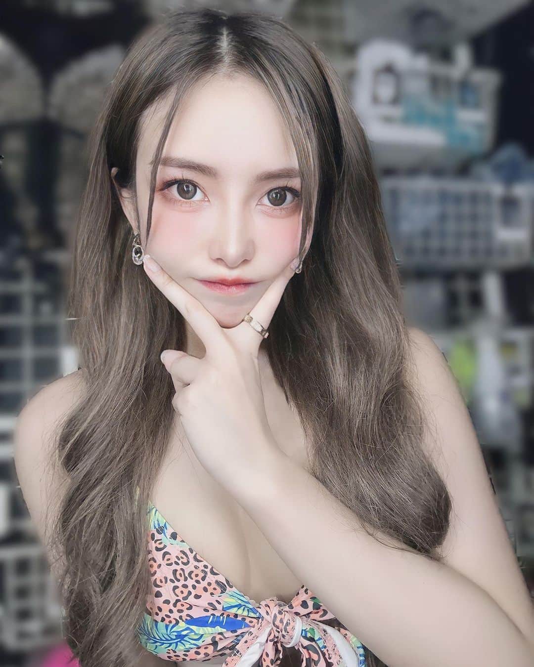 竹村寿美佳（すうちゃま）のインスタグラム：「これから2現場目🎧 GHQ→influ池袋📍  influで自撮り撮ると光たっぷりで盛れる💎 この日はグレーカラコンの気分だったから、 Hapa Kristin one&only Kristen Gray つけてみた👀1dayって楽だよねえ 気分で髪もメイクもカラコンも洋服も毎日系統変えるのが好きです🧡  #queenslens  #クイーンズレンズ #カラコン  #韓国カラコン #ハパクリスティン」