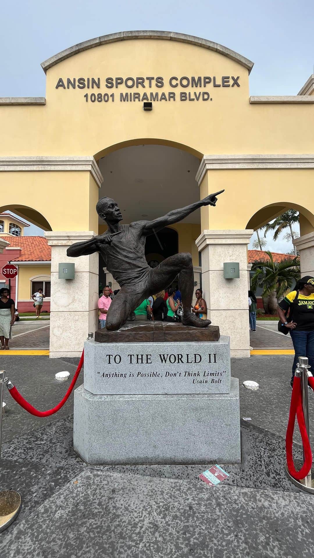 ウサイン・ボルトのインスタグラム：「A closer look at the Usain Bolt Sculpture installed at the Ansin Sports Complex in Miramar FL. #Usainboltinmiramar」