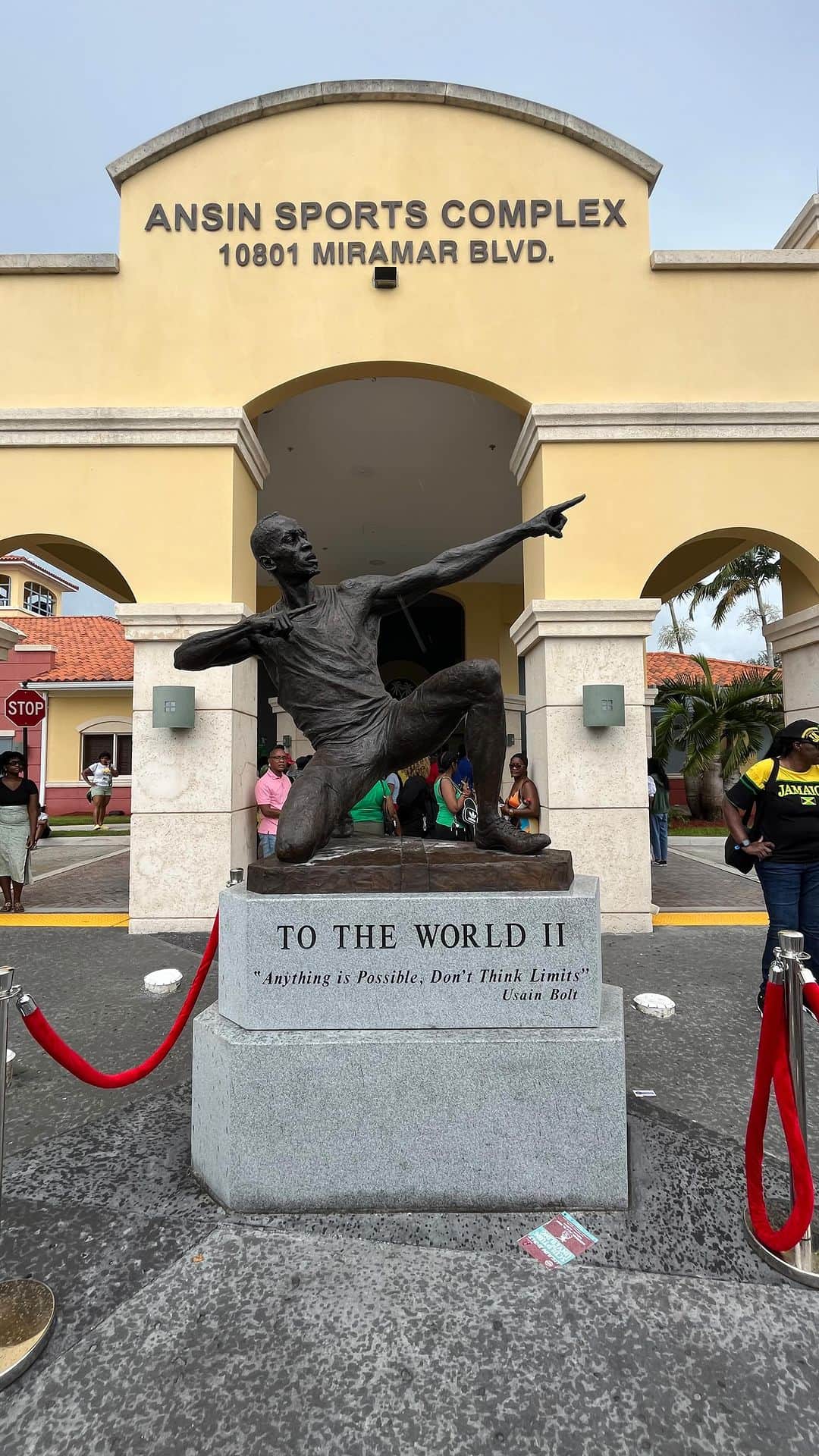 ウサイン・ボルトのインスタグラム：「A closer look at the Usain Bolt Sculpture installed at the Ansin Sports Complex in Miramar FL. #Usainboltinmiramar」