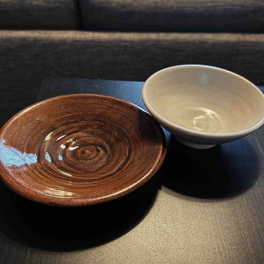 犬塚ヒカリのインスタグラム：「初陶芸🌿 素敵に仕上がってよかった🫶🏽  #陶芸#陶芸体験#陶器#お皿」