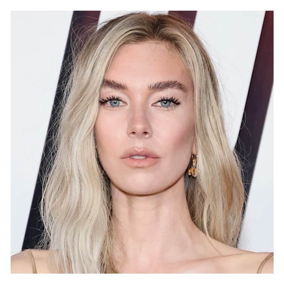JO BAKERのインスタグラム：「V A N E S S A • K I R B Y 🇬🇧 Summertime sculpt with feathery bold lash… on #vanessakirby for #missionimpossible premiere in NYC 💥‼️ Style @karlawelchstylist  Hair @hairbyadir @virtuelabs  Makeup by me #jobakermakeupartist using my new #tarantulash mascara which is launching weds 19th July❤️ ✨ Get on the waitlist reminder now @bakeupbeauty ~ link in bio ❤️‼️ ✨ #makeupoftheday #lash #bestmascara #bakeupnotmakeup #mascara #newnownext #beautytips #beautybloggers #summervibes #contour #scultping #paleskin #makeup」
