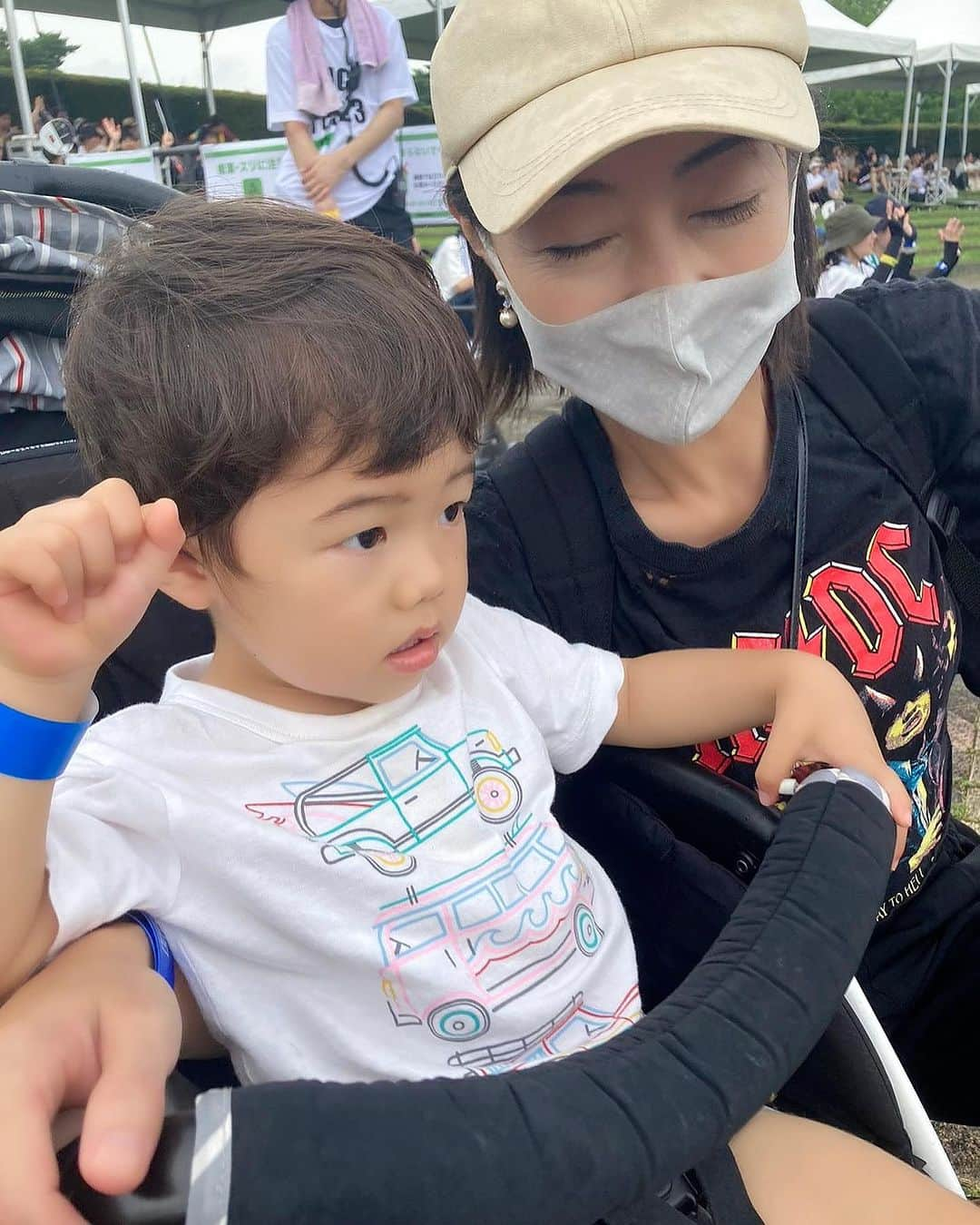 大湯みほさんのインスタグラム写真 - (大湯みほInstagram)「……… ぼうや👶初の✨夏フェス✨参戦！！  ひたち海浜公園✨まで、朝起きて🌤お天気調べて、思いつきで、家族で行ってきました🚗  また、ゆっくりいろいろとアップしますね😌  おやすみなさい💤  #ひたち海浜公園　#luckyfes  #初フェス参戦  #2歳男の子　#ロッキン　の想いを繋いで　#茨城　#ひたちなか　#オズワルドの看板にやけに食いつく　#😂」7月16日 1時25分 - nukazukemiho0320