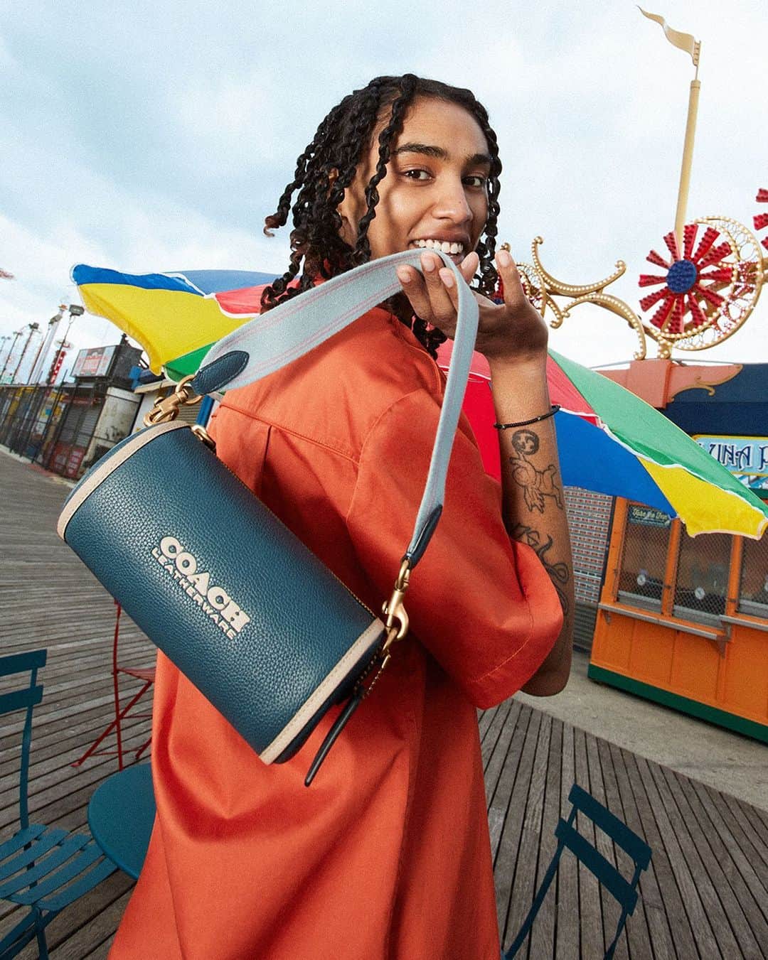コーチのインスタグラム：「Summer is your time to try some new looks. Don’t let the inspiration simmer. ☀️ #CoachNY」