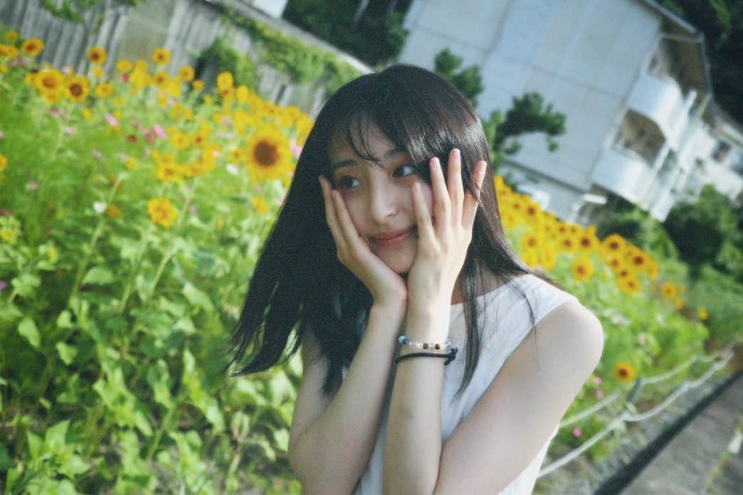 川原美咲さんのインスタグラム写真 - (川原美咲Instagram)「暮暮、日輪草、潮鳴り ・ ・ ・ ・ お花を見ると 生きよう、と思えます。🌻✨　 ・ ・ ・ ・ 2022.06 ・  #下灘駅 #下灘 #海が1番近い駅 #下灘駅の夕陽 #下灘駅🚃 #下灘駅ひまわり #愛媛県 #坊っちゃん劇場 #愛媛観光 #愛媛観光スポット  #dazzcam #dazzcamera #フィルムカメラ #被写体モデル #被写体女子 #被写体になります #カメラ女子 #カメラ好きな人と繋がりたい  #02년생 #0203students #0203studentsさんと繋がりたい #0203line #02line #02世代」7月16日 1時40分 - misaki_888_sagasaikou