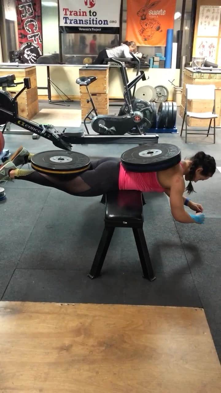 Camille Leblanc-Bazinetのインスタグラム：「💥Isometrics 💥   The ability to resist flexion and extension is one of my favorite way to build a strong core   Try this one at the end of your workout  3sets 60 sec weighted elbow plank (max load) 30-45 sec Superman hold (max load) Rest 1-3 minutes between sets  *ask a friend to help to put the weight on you and that can help you get out of position (safety first)   Check-out ferocefitness.com program Build」