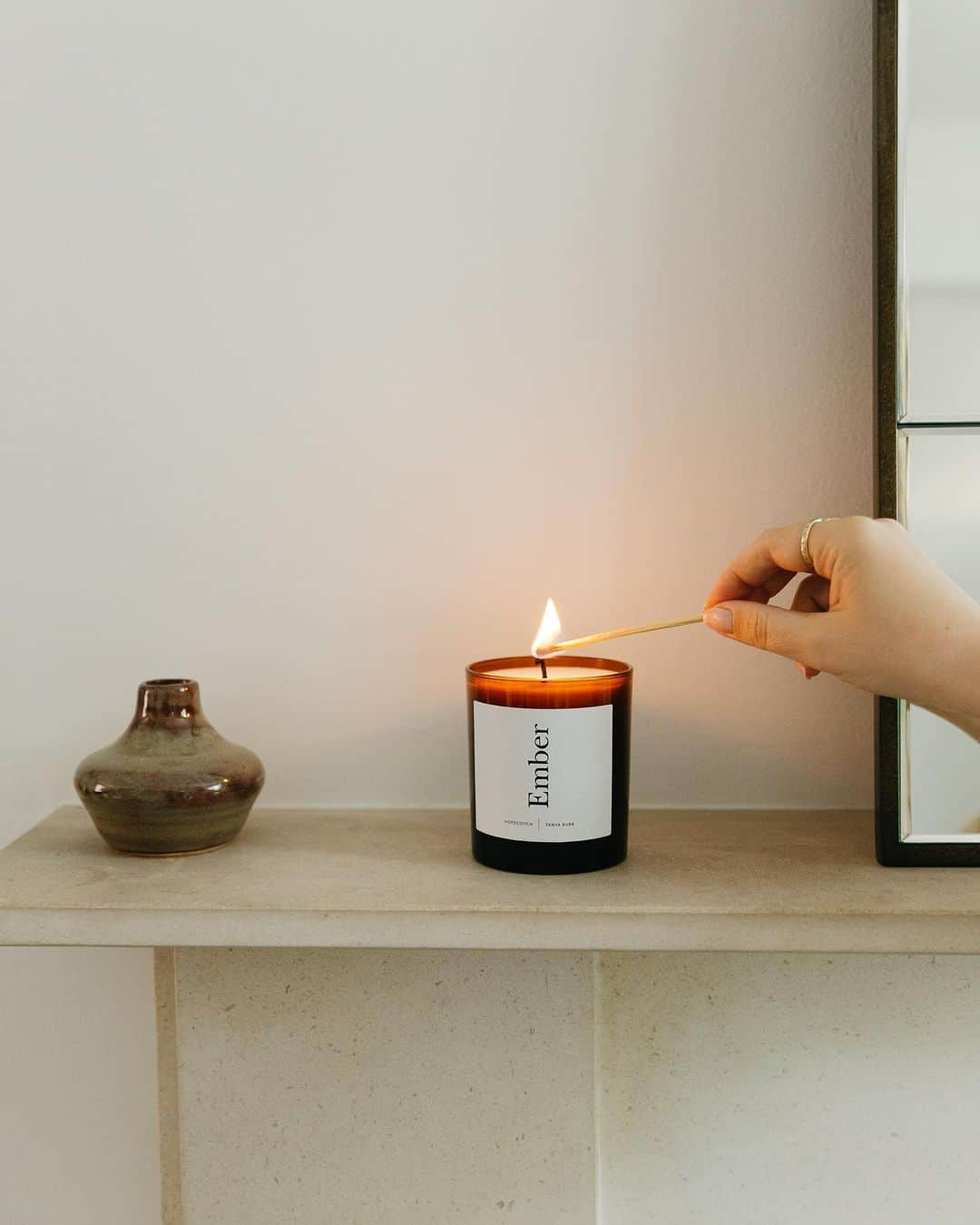 タニヤ・バーのインスタグラム：「ad | Thank you so much to all of you who’ve ordered my candle and for your lovely comments 🕯️ I loved the process of co-designing with the incredible @hopscotchLondon to create a vessel and scent that we both love. Ember is available while stocks last on @etsyuk」