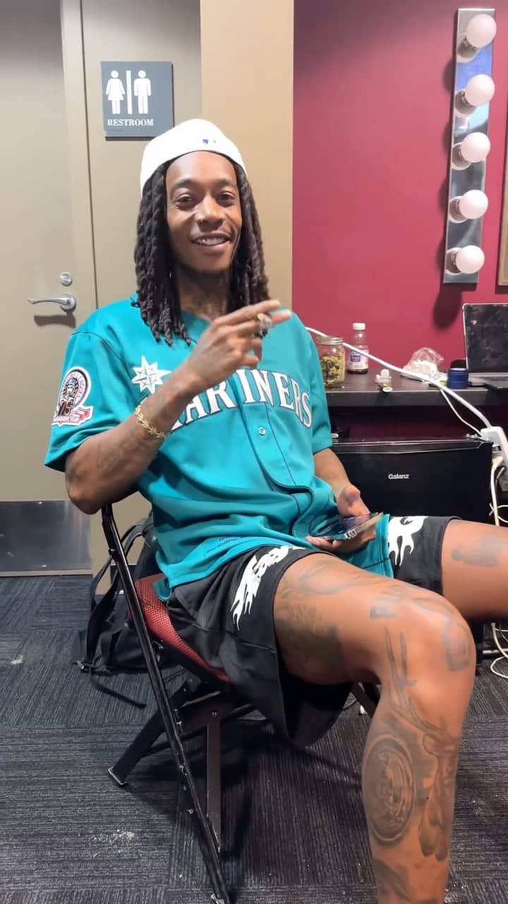 ウィズ・カリファのインスタグラム：「I always smoke the gang room out.   DayToday Tour Vlog. Tune in all summer 🥹✌🏾🍄💜🫵🏽🥵」
