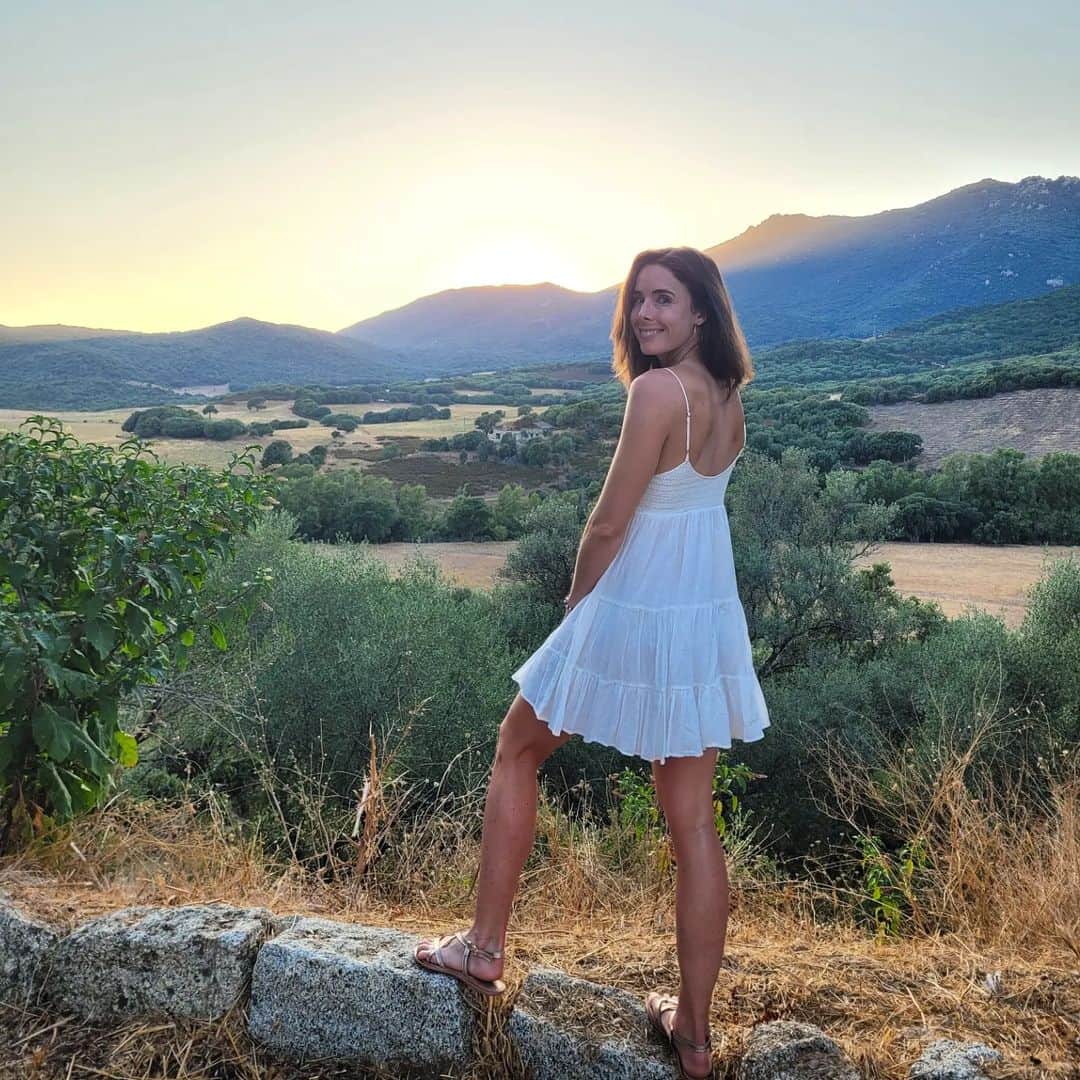 アリーゼ・コルネのインスタグラム：「Des vacances en famille qui font du bien ❤️ Mes premières vacances en plus de 8 mois 🫠 Ma tête, mon cœur et mon genou en avaient besoin 🙏 Merci la Corse pour toute cette beauté et authenticité 💚🌱🌳」