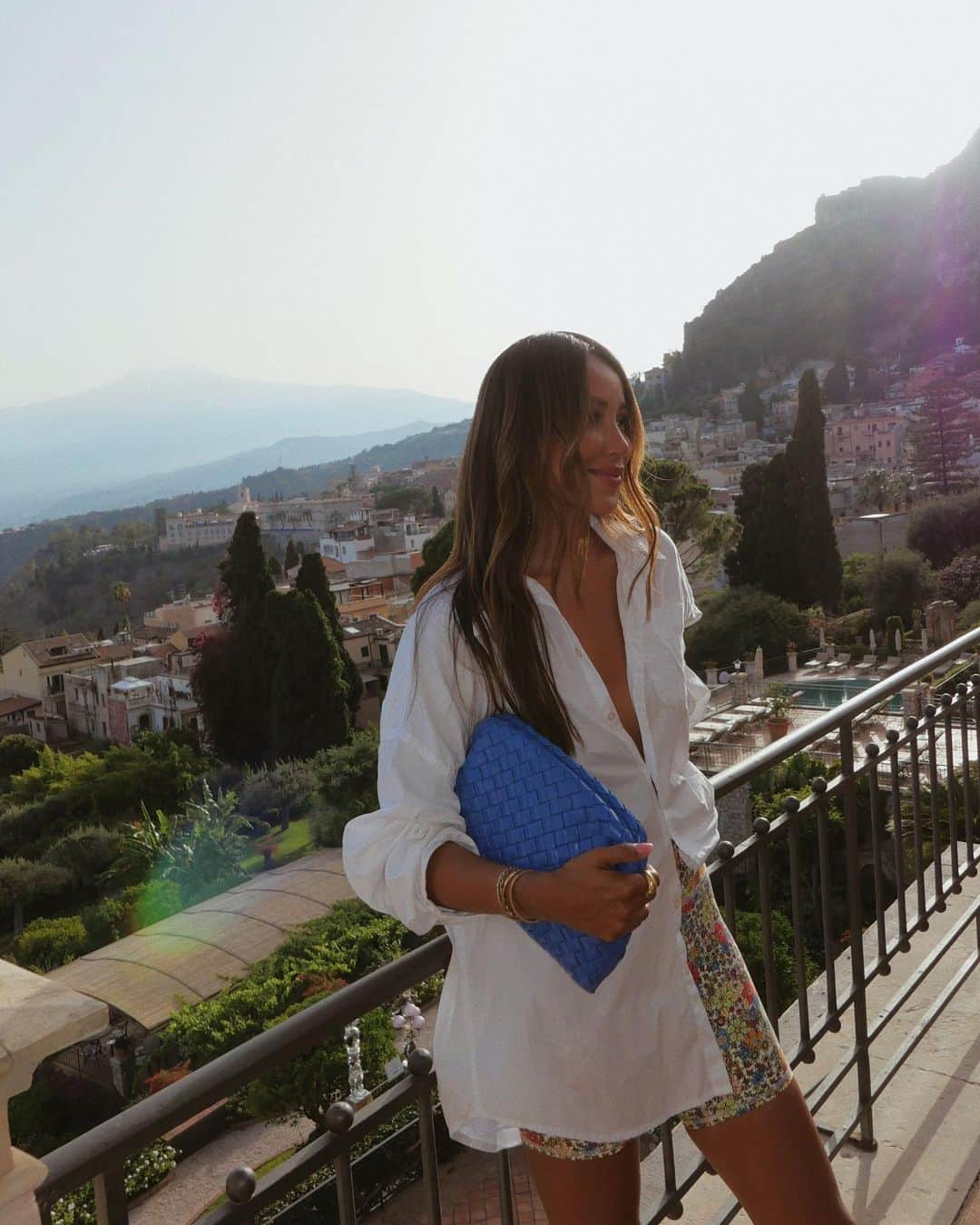 ジュリー・サリニャーナさんのインスタグラム写真 - (ジュリー・サリニャーナInstagram)「Dressed up my biker shorts for drinks and sunset views. 💕 #taormina」7月16日 1時52分 - sincerelyjules