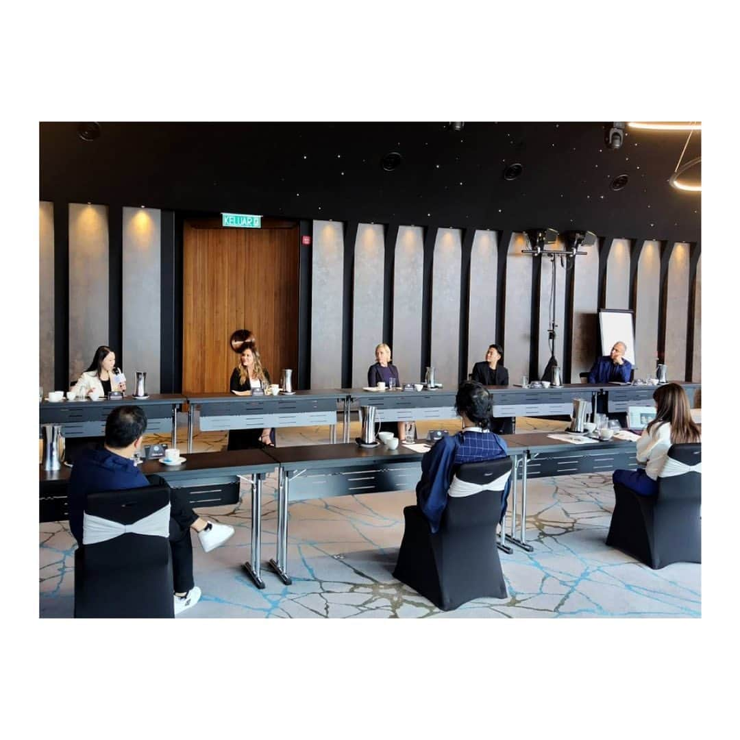 西川礼華さんのインスタグラム写真 - (西川礼華Instagram)「I participated in the CoolSculpting Expert Forum in Malaysia. It was an enriching experience to learn and discuss with Key Opinion Leaders from various countries in the Asia Pacific region.  Having worked with CoolSculpting for over a decade, including during the Zeltiq era, these experienced professionals had already encountered similar challenges to those faced by myself and SBC. It was amazing to receive prompt responses like 'I've dealt with a similar case and this approach worked well.’ It was a moment that I saw the power in expertise among these globally renowned KOLs.  Two representatives from Japan, Dr. Kumiko Shimajima and myself, attended the forum. Thank you, Dr. Shimajima, for your guidance!  マレーシアにて、CoolSculpting エキスパート フォーラムに参加しました。アジアパシフィック各国よりKey Opinion Leaderと呼ばれる先生方が集結し、終日彼らと一緒に学び議論する時間は大変勉強になりました。十数年間クルスカ（ゼルティック時代含む）を扱っている先生方からすると、私やSBCが悩んでいることの似たような経験は既にされており、「こういう症例を経験したことがあって、こう対応したら良くなったよ」というような回答が直ぐに得られることに驚きました。先人の知識と経験によってワープした感覚。そしてグローバルでKOLとして活躍されている先生方のレベルの違いを感じた瞬間でした。 日本からは下島久美子先生と私の２名で参加いたしました。 @kumikoclinic_shirokanedai 、ご指導ありがとうございました！  #CoolSculpting #エキスパートフォーラム #マレーシア #学び議論 #KeyOpinionLeader #KOL #グローバル #shonanbeautyclinic  #湘南美容クリニック  @sbcbeauty_official  #ayakanishikawa #西川礼華」7月16日 2時05分 - ayakanishikawa