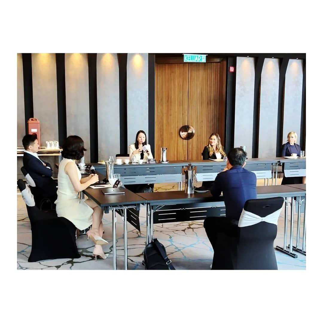 西川礼華さんのインスタグラム写真 - (西川礼華Instagram)「I participated in the CoolSculpting Expert Forum in Malaysia. It was an enriching experience to learn and discuss with Key Opinion Leaders from various countries in the Asia Pacific region.  Having worked with CoolSculpting for over a decade, including during the Zeltiq era, these experienced professionals had already encountered similar challenges to those faced by myself and SBC. It was amazing to receive prompt responses like 'I've dealt with a similar case and this approach worked well.’ It was a moment that I saw the power in expertise among these globally renowned KOLs.  Two representatives from Japan, Dr. Kumiko Shimajima and myself, attended the forum. Thank you, Dr. Shimajima, for your guidance!  マレーシアにて、CoolSculpting エキスパート フォーラムに参加しました。アジアパシフィック各国よりKey Opinion Leaderと呼ばれる先生方が集結し、終日彼らと一緒に学び議論する時間は大変勉強になりました。十数年間クルスカ（ゼルティック時代含む）を扱っている先生方からすると、私やSBCが悩んでいることの似たような経験は既にされており、「こういう症例を経験したことがあって、こう対応したら良くなったよ」というような回答が直ぐに得られることに驚きました。先人の知識と経験によってワープした感覚。そしてグローバルでKOLとして活躍されている先生方のレベルの違いを感じた瞬間でした。 日本からは下島久美子先生と私の２名で参加いたしました。 @kumikoclinic_shirokanedai 、ご指導ありがとうございました！  #CoolSculpting #エキスパートフォーラム #マレーシア #学び議論 #KeyOpinionLeader #KOL #グローバル #shonanbeautyclinic  #湘南美容クリニック  @sbcbeauty_official  #ayakanishikawa #西川礼華」7月16日 2時05分 - ayakanishikawa