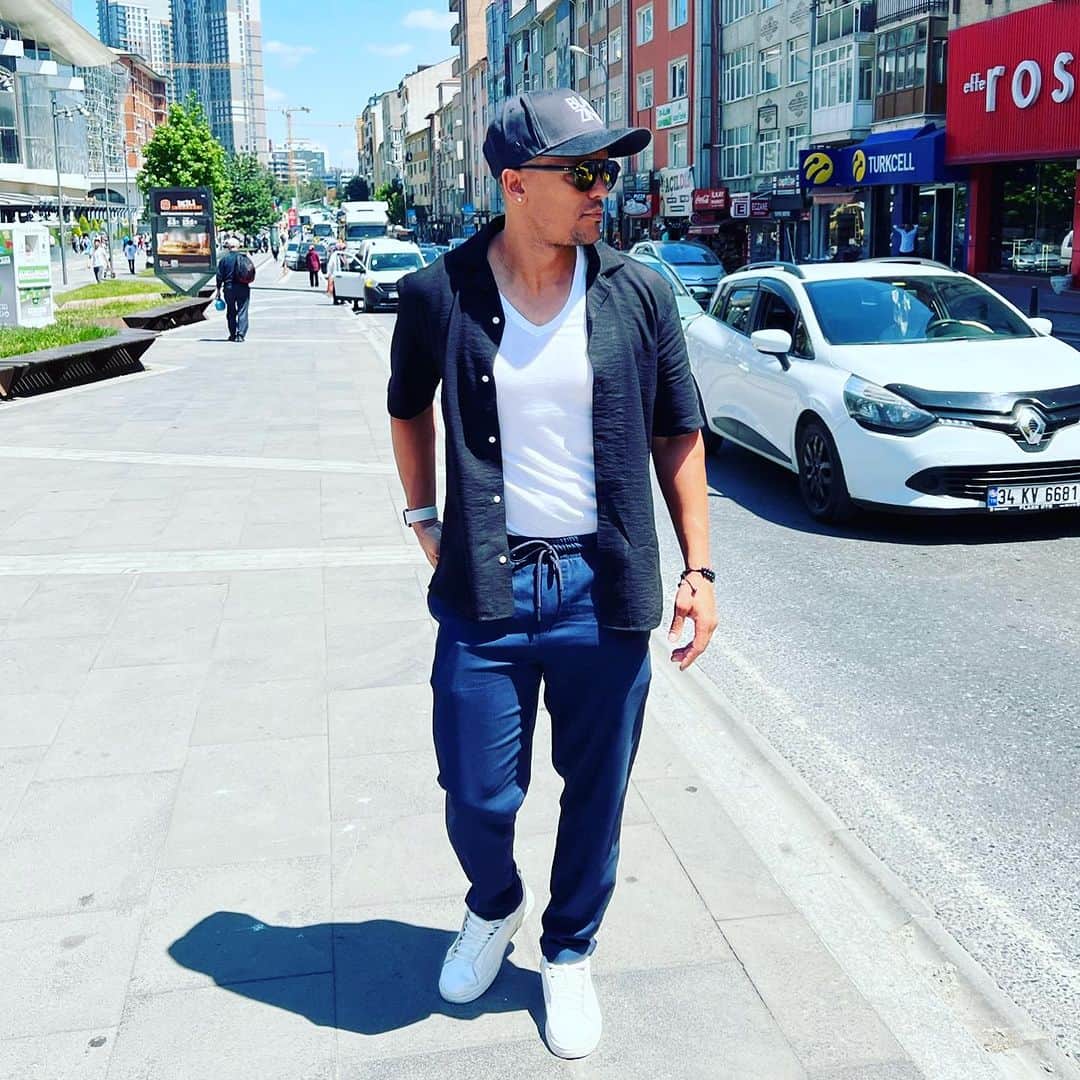 ロバート・アーンショウのインスタグラム：「High vibrations  🔊 🤍」