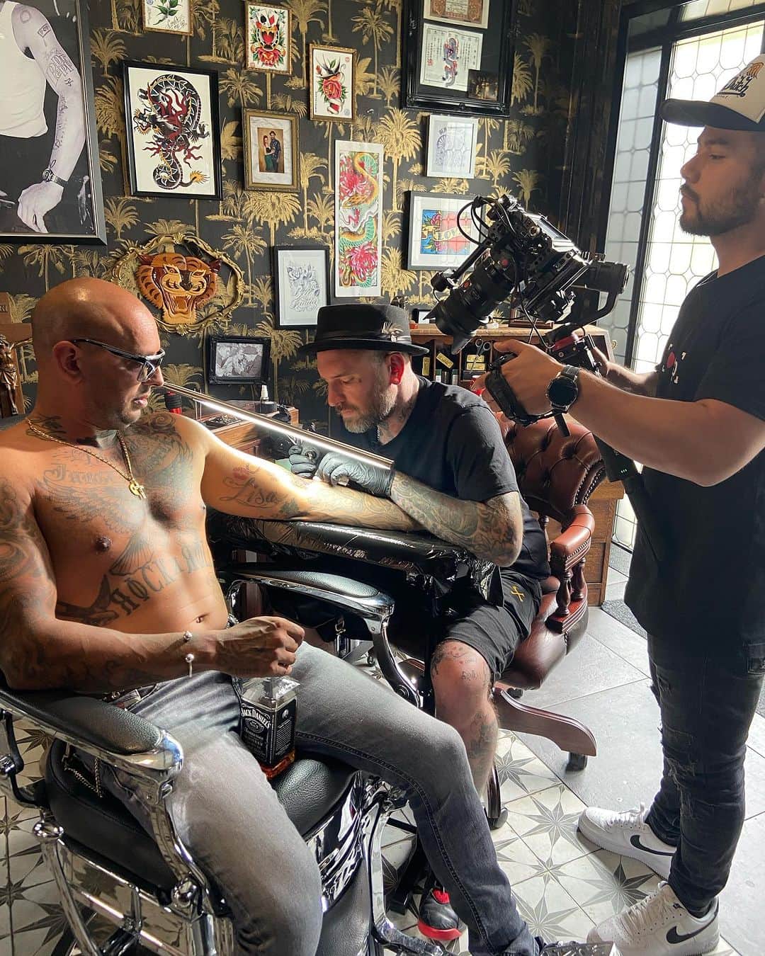 ベン・ソーンダースのインスタグラム：「just another day at the office @craftmanstattoo feat @ullycool13 @sttp.media come in and get some ink」