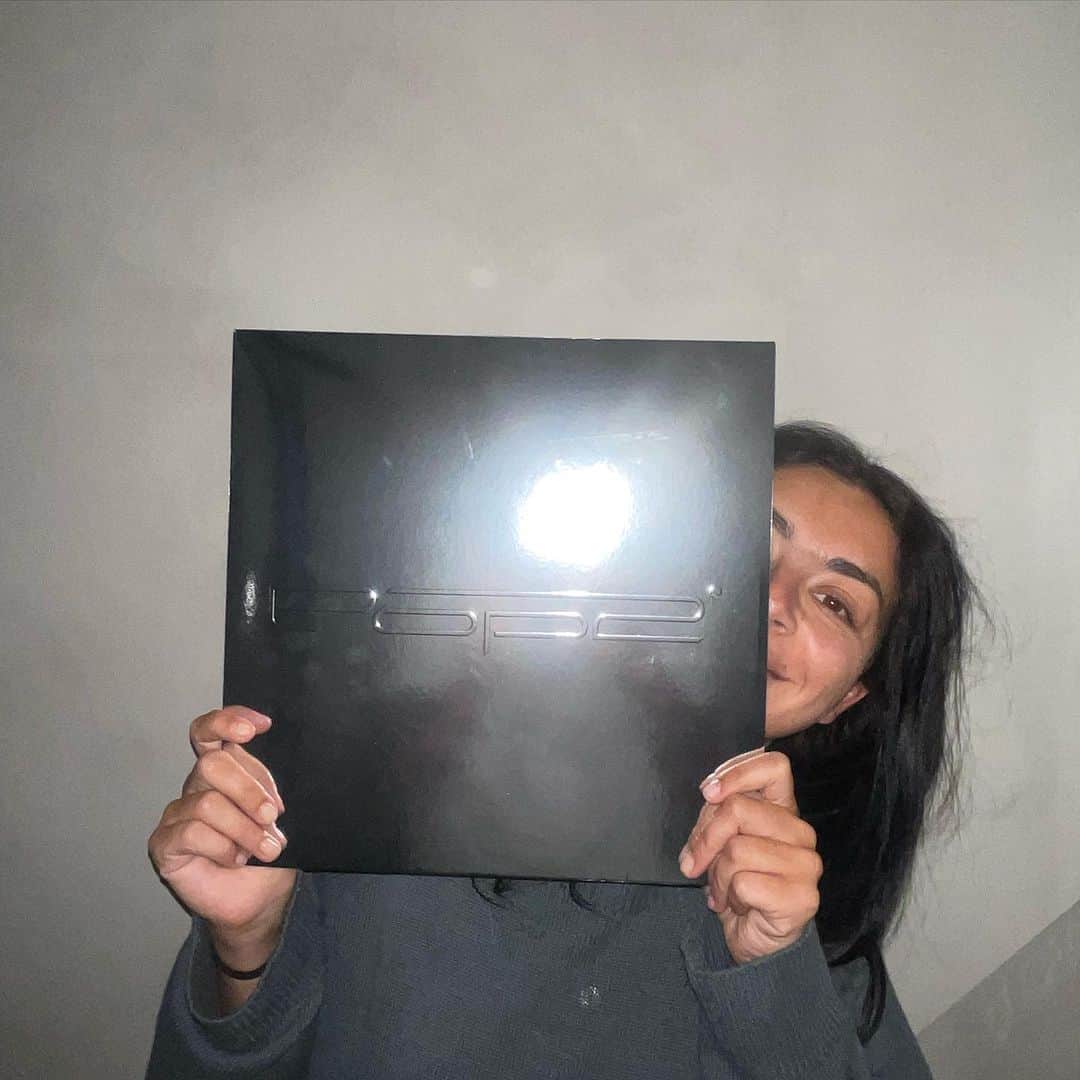 チャーリー・エックス・シー・エックスのインスタグラム：「pop 2 5 year anniversary vinyl is available now and I swear it’s stunning it’s just impossible to photograph. reflective metallic cover, translucent pink vinyl and a double sided poster the size of a small child. link to purchase in bio 💜」