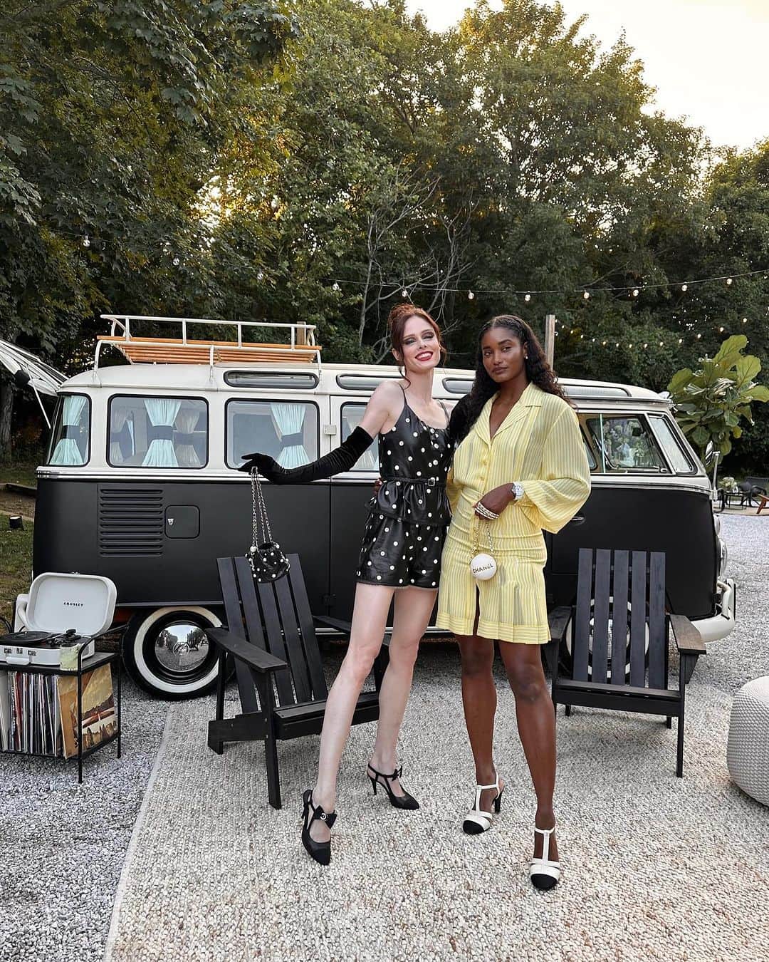 ココ・ロシャさんのインスタグラム写真 - (ココ・ロシャInstagram)「Attending the CHANEL board meeting 🏄 last night in the Hamptons - thanks for having me @chanelofficial 🤍 #CHANELSummerTour」7月16日 2時34分 - cocorocha