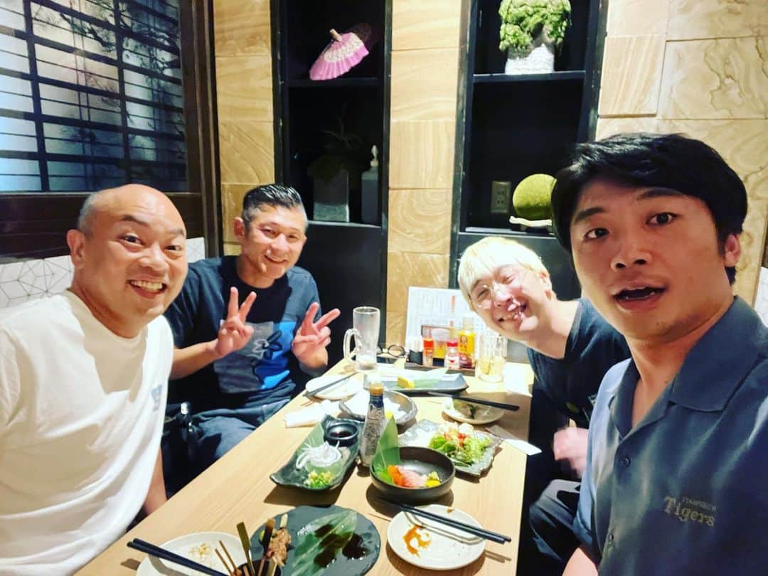 新山士彦さんのインスタグラム写真 - (新山士彦Instagram)「名古屋の笑い飯さんのツアーに出させていただきました！学生時代のことを思うと夢のよう。お笑いできてるってことでええか😊 #哲夫さん #林さん #ガク」7月16日 2時28分 - sayaka_no_niiyan